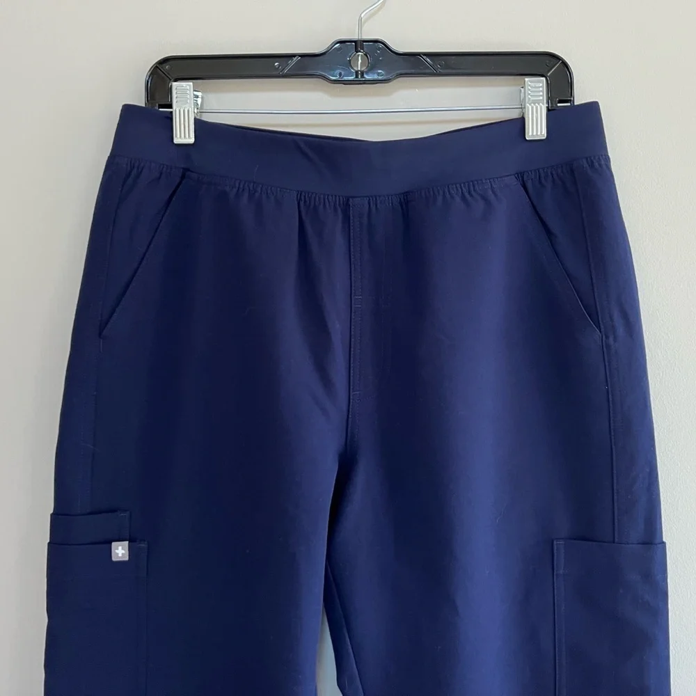 FIGS Men’s Axim Cargo Scrub Pants™ in Navy Blue, size M/S
